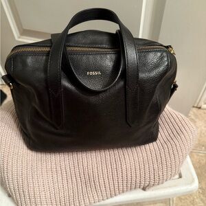 🖤🖤🖤✨Fossil Sydney Satchel Black with Gold accents.